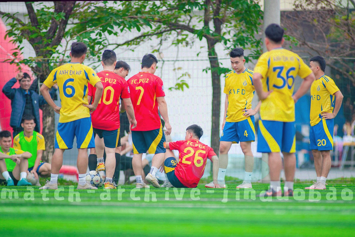工作台上的耳机、笔记本与显示工单列表的屏幕，资料服务台正在处理咨询